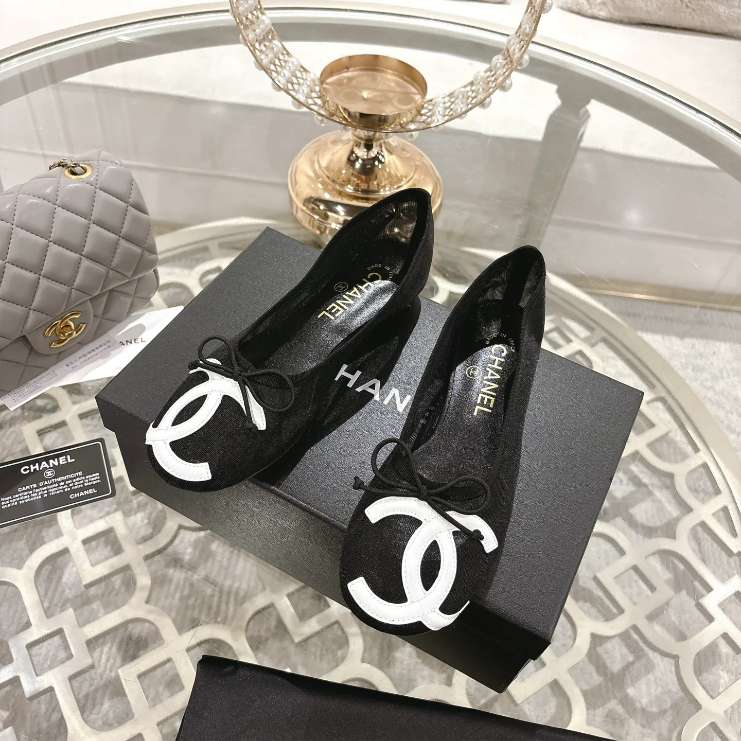 👟👟Ex-factory price 520👟👟 Mesh [purchase-level quality] CHANEL Xiaoxiang 25/A new summer bow-tie shoes 💃 This pair of "dancing shoes" is really breathtakingly beautiful! Made of cowhide fabric + exquisite electric embroidery, every detail exudes a sense of high-end ~ classic bow design, Italian genuine leather sole, comfortable and elegant on the feet, a perfect must-have for fairies!  🌟 All counters are from the same source! All materials are customized according to the original 1:1, and are developed and patterned from genuine products. The quality is absolutely assured ~ a classic that must be bought every year, a versatile artifact that looks great whether paired with skirts or jeans!  💖 The perfect finishing touch for summer outfits, sisters, just do it! 👉 Fabric: Imported sheepskin Lining: Imported sheepskin Outsole: Private molded outsole Size: 35-40